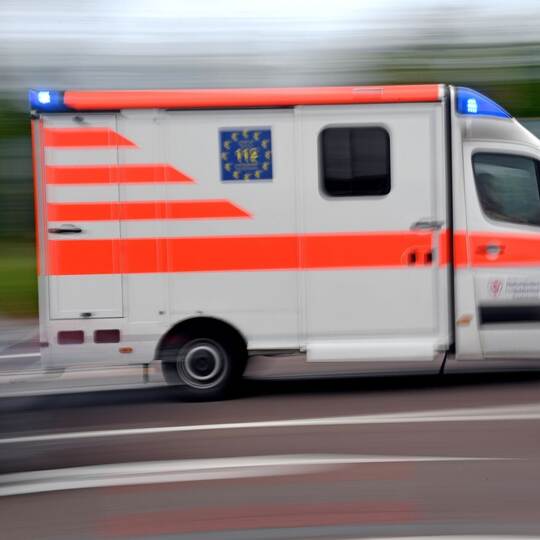 Krankenwagen fährt mit Blaulicht