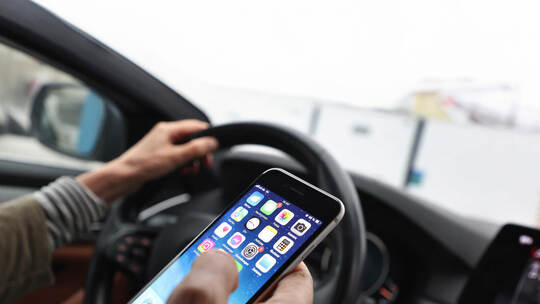 Gefährliche Ablenkung durchs Smartphone: Der Blick aufs Handy kann sekundenlange Unaufmerksamkeit bedeuten. Foto: Karl-Josef Hil