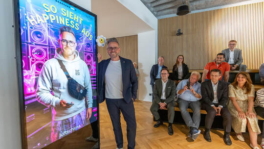 Ab aufs Happiness-Festival: Zumindest virtuell lässt sich Oberbürgermeister Peter Boch dafür einkleiden.