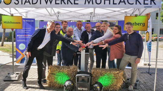 Vertreter von Stadt und Stadtwerken, sowie deren Projektpartner geben am Mittwochnachmittag grünes Licht in Sachen Breitbandausb