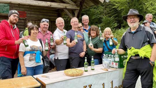 Begeisterte Teilnehmer der Bierwanderung - links im Bild Biersommelier Fritz Krahl und rechts mit Hut Wanderführer Peter Grambar