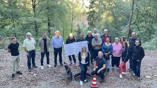Ein Schacht vor dem Abhang zeigt Bürgermeisterin Sabine Wagner (vorne Mitte) und Gemeinderäten aus Tiefenbronn und Neuhausen, wo