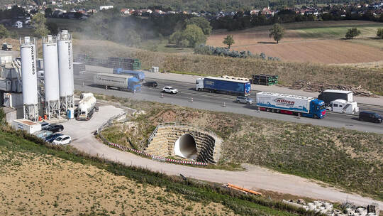 Autobahnausbau A8 im Enztal. Lärmschutzwall auf Höhe des Nieferner Sträßchens