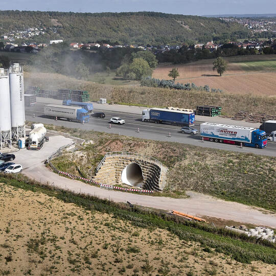 Autobahnausbau A8 im Enztal. Lärmschutzwall auf Höhe des Nieferner Sträßchens