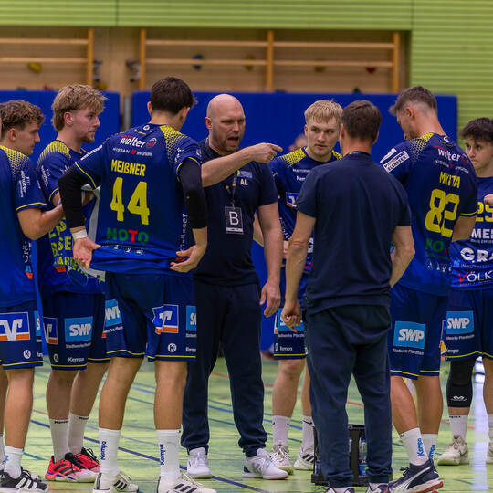 SG-Trainer Alexander Lipps (Mitte) wird seine Jungs auf die Partie gegen Salamander Kornwestheim bestens einstellen. Ralf Becker