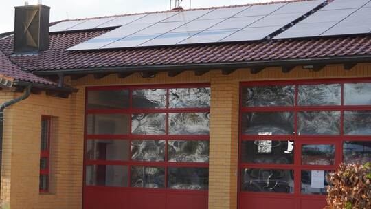 Nachhaltig erzeugter Strom könnte in Kieselbronn das Mittel der Wahl sein. Auf dem Dach des Feuerwehrhauses hat die Energiegesel