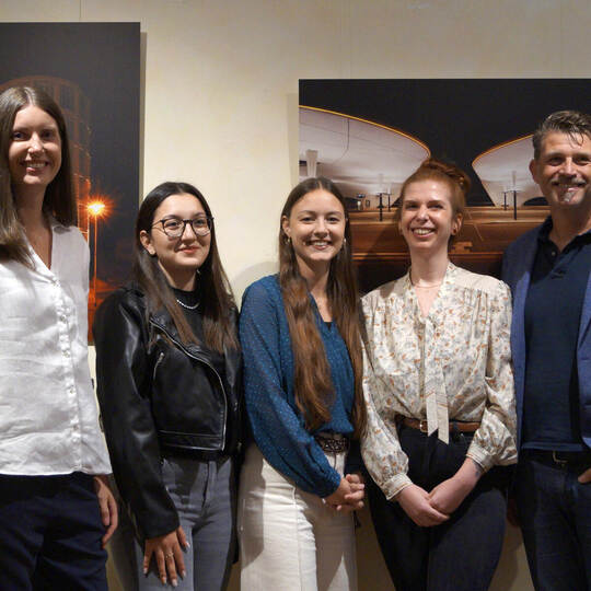 Fotografin Linda Wendel, die Teilnehmerinnen Irem Kücük und Juliane Wagner, Jasmin Jonietz (Jugendsozialamt) sowie Workshop-Leit