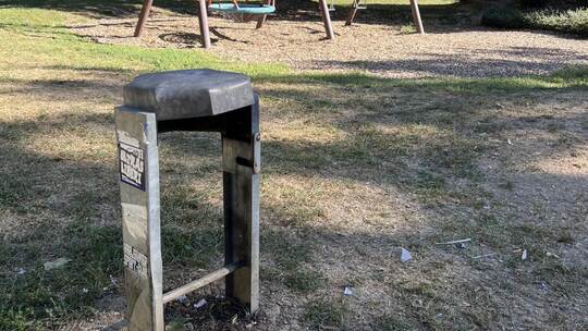 Nur noch die Überreste von dem Mülleimer stehen, der am Samstag auf dem Spielplatz an der Wilferdinger Straße in Singen mutmaßli