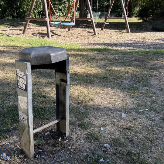 Nur noch die Überreste von dem Mülleimer stehen, der am Samstag auf dem Spielplatz an der Wilferdinger Straße in Singen mutmaßli