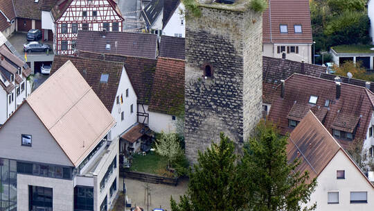 Der Diepoldsturm sollte dringend saniert werden. Foto: Tilo Keller Der Diepoldsturm in der Mönsheimer Ortsmitte sollte dringend saniert werden.