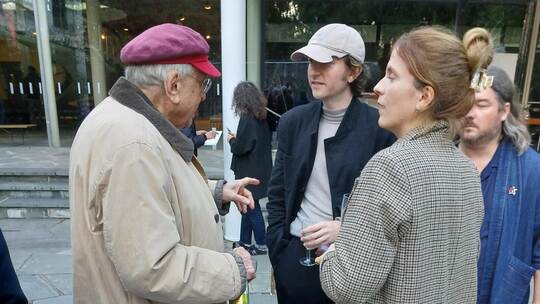 Smalltalk mit Kunstpreis-Stifter Peter Jacobi (links) und Künstler Fynn Ribbeck (rechts). Uhlig