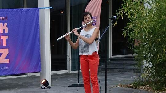 Die französische Flötistin spielt eine ungewöhnliche Solo-Performance aus Flöte und Elektronik. Uhlig