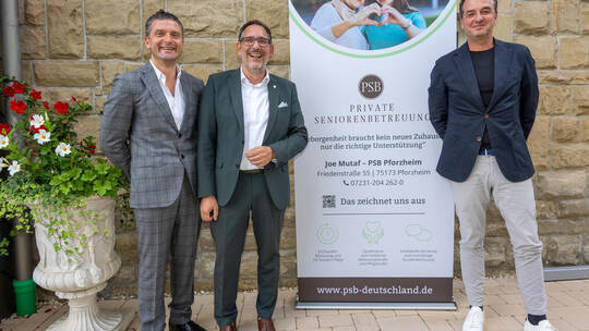 Freuen sich über die Präsenz in Pforzheim (von links): PSB-Standortleiter Joe Mutaf, Bürgermeister Tobias Volle und Christian Bo Enztal Betreuungsdienst Margaretha Schmid