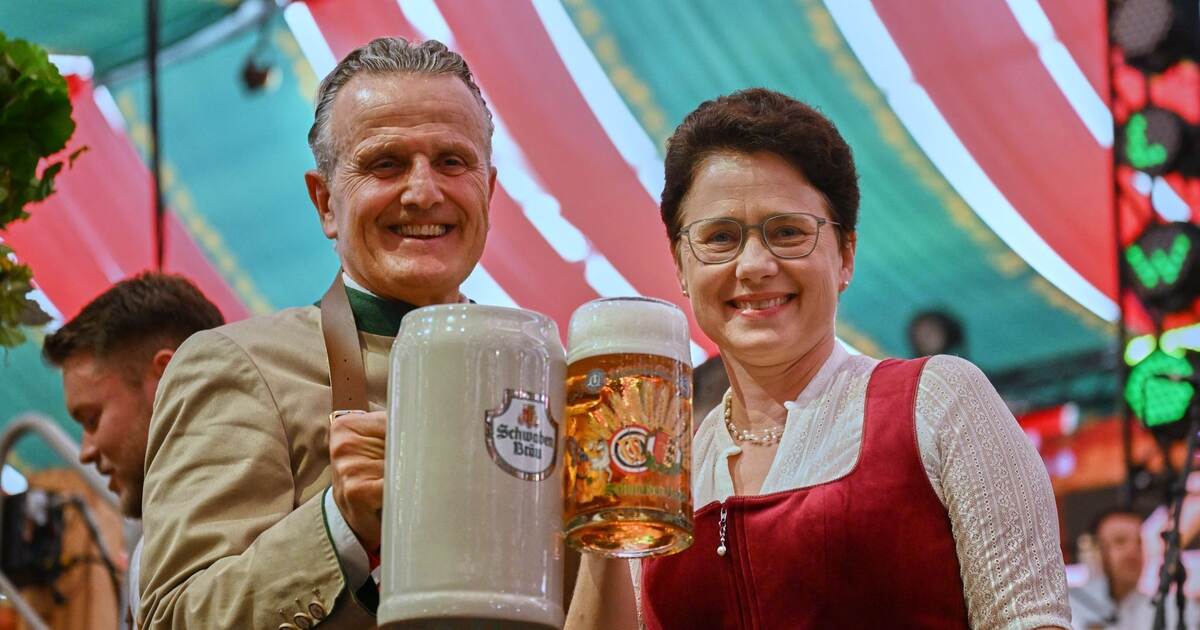 Cannstatter Volksfest kicks off with the tapping of the first keg and the ...
