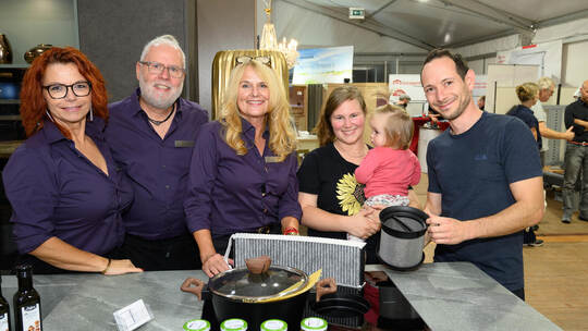Am Stand von Küchen Jourdan beraten (von links) Doreen Gockel, Axel Jourdan und Heike Theilmann Iris und Manuel Britsch mit Toch