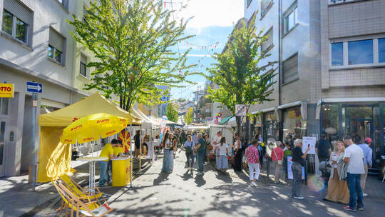 Blick in die quirlige Einkaufsmeile: Das Sedanquartier erlebt ein überaus sonniges und fröhliches Herbstfest.