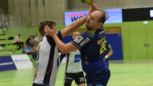 Mitte-Rückraumspieler Julian Broschwitz beißt sich an Gäste-Top-Scorer Felix Kazmeier die Zähne aus.