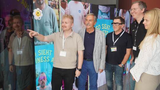 Fabian Lo Manto zeigt Erwin Geisler, Andreas Bognar, Christian Gürke und Jana Buchter (von links) ein von „Luftschloss“ entwicke