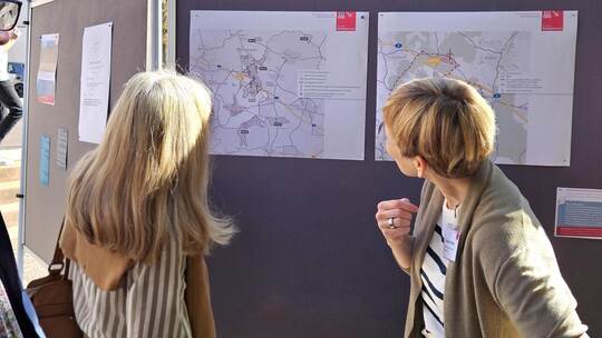 Am Infostand des Forums Energiedialog Baden-Württemberg werden Pläne der möglichen Standorte der Windenergie anlagen eingesehen.