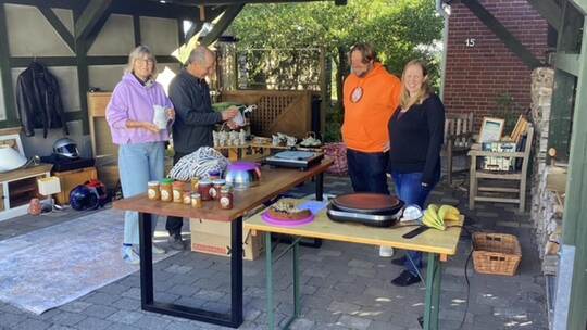Organisatorin Anja Krax (links) zu Besuch an einem Marktstand.