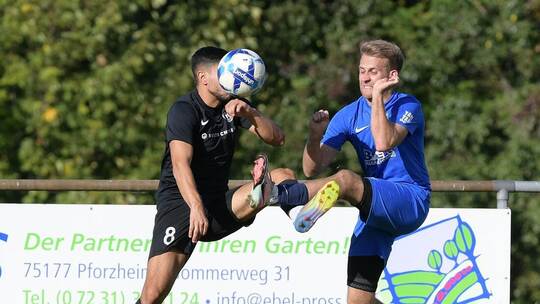 Den besseren Stand erwischt: Yannick Schöninger (rechts) und Grunbach setzen sich gegen Öschelbronn, hier mit Helio Diogo de Mat
