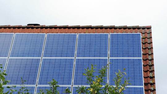 Solarstrom - Solar-Anlage auf einem Dach