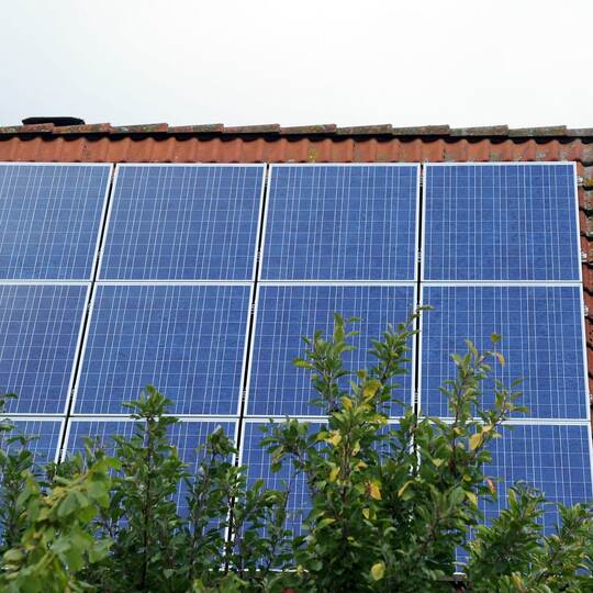 Solarstrom - Solar-Anlage auf einem Dach