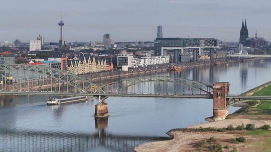 Rhein mit Rekordtiefstand in Köln