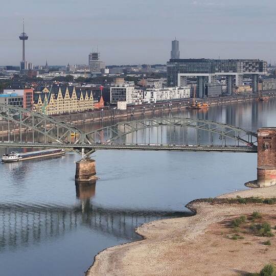 Rhein mit Rekordtiefstand in Köln