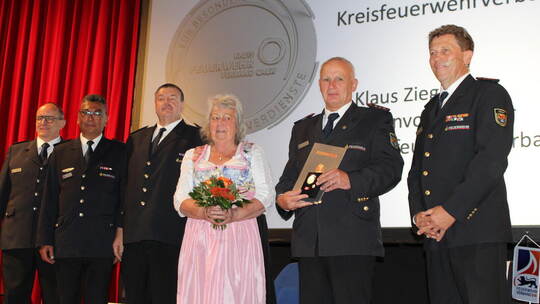 Klaus Ziegler als Ehrenvorsitzender des Kreisfeuerwehrverbandes Calw wurde mit der Ehrenmedaille des Kreisfeuerwehrverbandes Cal