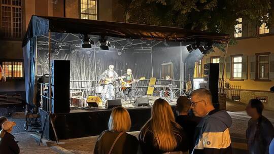 Noch bis in die frühe Nacht rockte die Band „get LOADED“ die Bühne auf dem Vorplatz. Reinhold