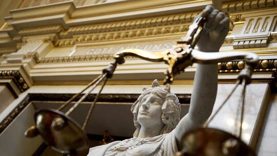 Eine Statue der römischen Göttin der Gerechtigkeit, Justitia Eine Statue der römischen Göttin der Gerechtigkeit, Justitia