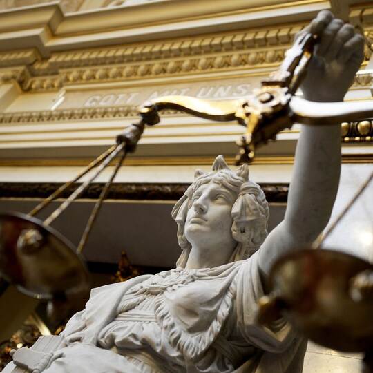 Eine Statue der römischen Göttin der Gerechtigkeit, Justitia