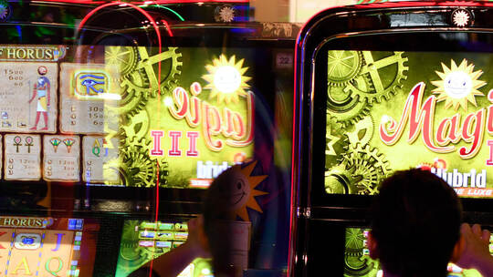 In der Welt der Glücksspielautomaten verloren hat sich der kaufmännische Leiter eines Betriebs, mit dessen Chef er befreundet wa Spielothek in Frankfurt