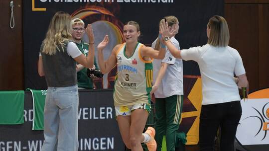 Gymnasiallehrerin, Nationalspielerin und Kelterns Topscorerin: Alexandra Wilke (Mitte). Foto: Michael Ripberger