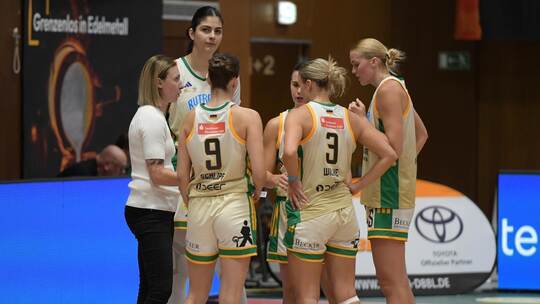 Trainerin Matea Tavic (links) und ihr Team wollen auch in der Saison 2026/27 um den deutschen Meistertitel mitspielen. Foto: Mic