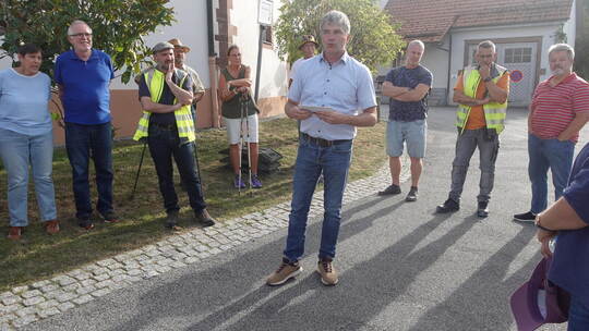 Beim Ortsteilrundgang in Pinache werden Bürgermeister Matthias Enz (Mitte), Bauamtsleiter Timo Steinhilper (links, gelbe Weste)
