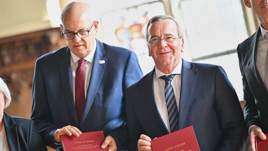 Investitionen in Hafen und Flughafen: Pistorius besucht Bremen Investitionen in Hafen und Flughafen: Pistorius besucht Bremen