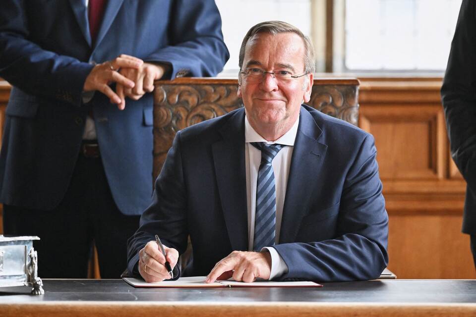 Investitionen in Hafen und Flughafen: Pistorius besucht Bremen Investitionen in Hafen und Flughafen: Pistorius besucht Bremen