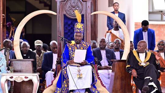 Nachrichtensprecher in Uganda zum König von Tooro gekrönt Nachrichtensprecher in Uganda zum König von Tooro gekrönt