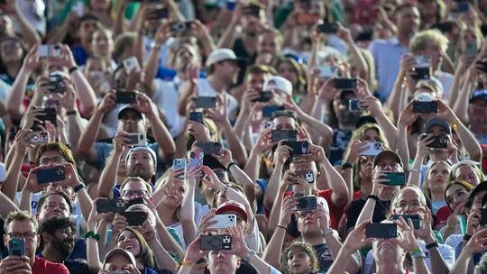 Fußballfans mit Smartphones Fußballfans mit Smartphones