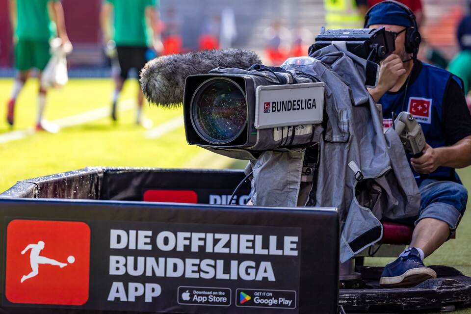 TV-Kamera im Fußballstadion TV-Kamera im Fußballstadion