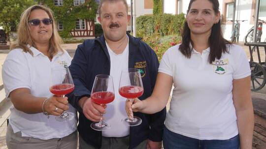 Diana Augenstein, Tim Augenstein und Melanie Reiling (von links) von der Froschwaidbande freuen sich auf das Fest für den roten