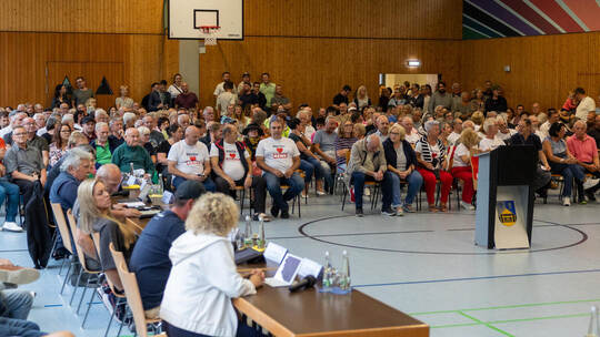 Bei der Sondersitzung des Kelterner Gemeinderats in der Mehrzweckhalle in Weiler war jeder Stuhl belegt. Der Gemeinderat votiert
