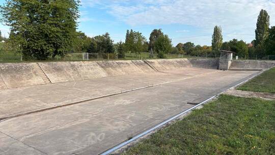 Die dringend notwendige Bausanierung des Regenüberlaufbeckens im Wiesental in Wiernsheim wird sehr laut. Die Lärmbelastung bei d