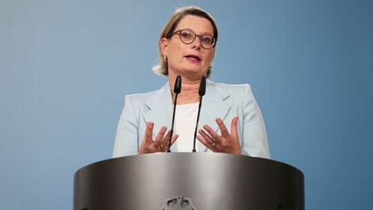 Bundesministerin Hubig gibt ein Pressestatement