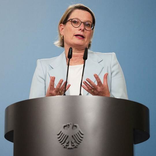 Bundesministerin Hubig gibt ein Pressestatement