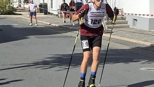 Mit Rollski in der Innenstadt von Winterberg unterwegs war unter anderem der Schömberger Biathlet Csongor Boros. Foto: WSV Schöm