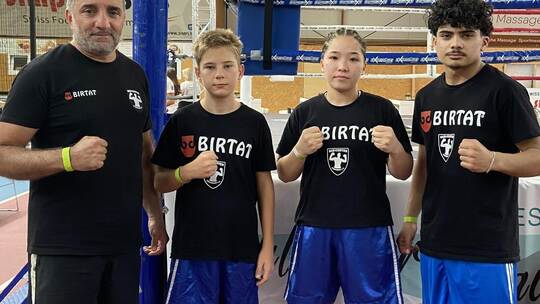 Boxcenter-Coach Ayhan Isik ist stolz auf seine Nachwuchskämpfer Alexander Fritz, Fatimeh Karimi und Mousa Asaad (von links). Fot
