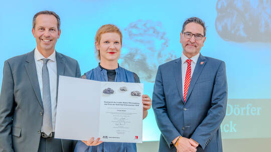Freuen sich: Preisträgerin Frieda Dörfer mit Staatssekretär Thomas Dörflinger.